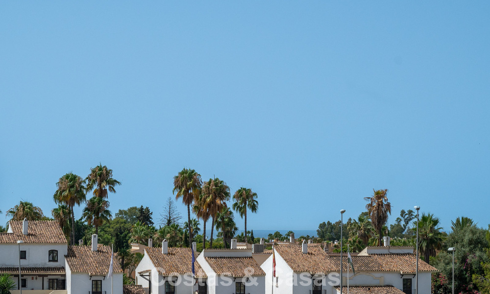 Amplio apartamento en venta a poca distancia de la playa y Puerto Banús, Marbella 803957