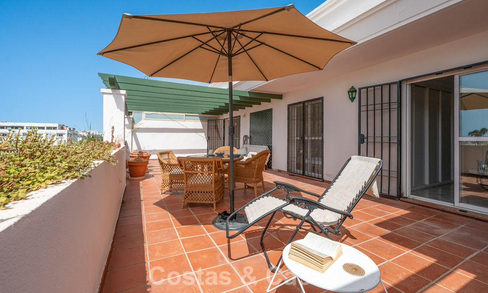 Amplio apartamento en venta a poca distancia de la playa y Puerto Banús, Marbella 803958