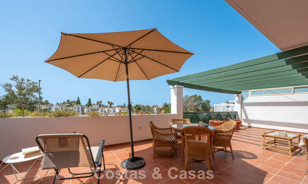 Amplio apartamento en venta a poca distancia de la playa y Puerto Banús, Marbella 803959