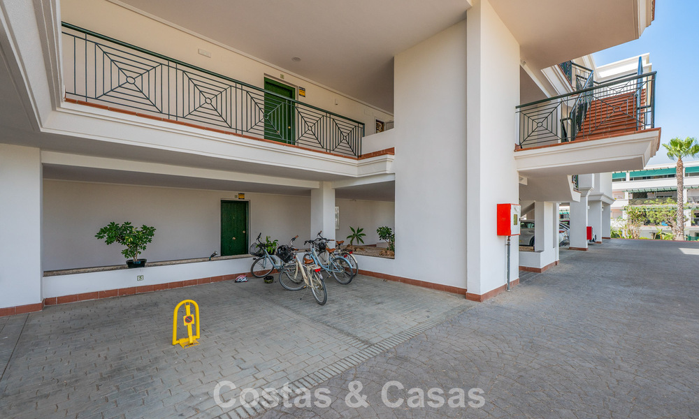 Amplio apartamento en venta a poca distancia de la playa y Puerto Banús, Marbella 803960
