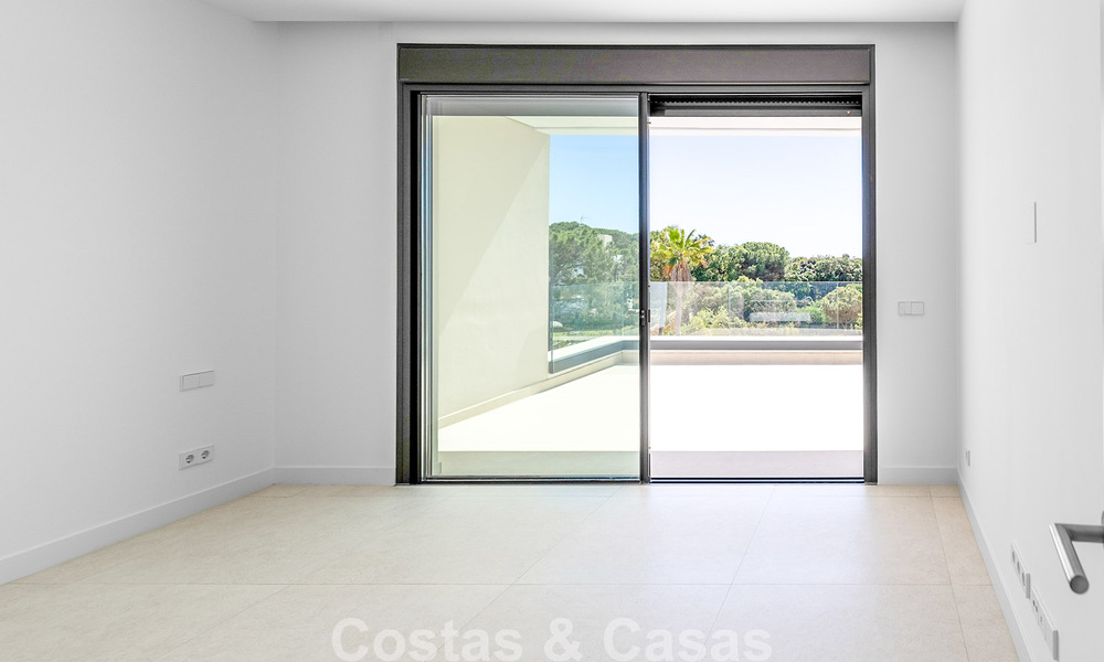 Nueva adosada moderna en venta a poca distancia a pie de la playa en Elviria, al este del centro de Marbella 804081