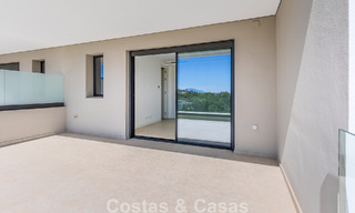Nueva adosada moderna en venta a poca distancia a pie de la playa en Elviria, al este del centro de Marbella 804082 