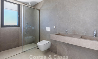 Nueva adosada moderna en venta a poca distancia a pie de la playa en Elviria, al este del centro de Marbella 804083 