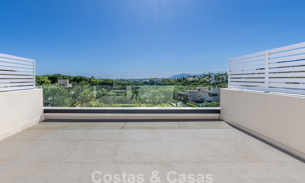 Nueva adosada moderna en venta a poca distancia a pie de la playa en Elviria, al este del centro de Marbella 804084