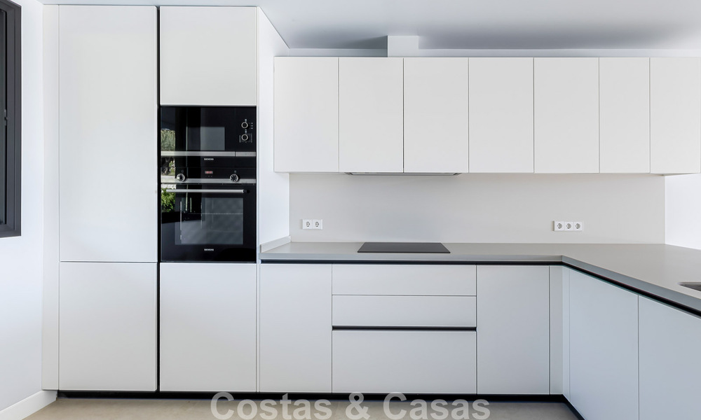 Nueva adosada moderna en venta a poca distancia a pie de la playa en Elviria, al este del centro de Marbella 804086