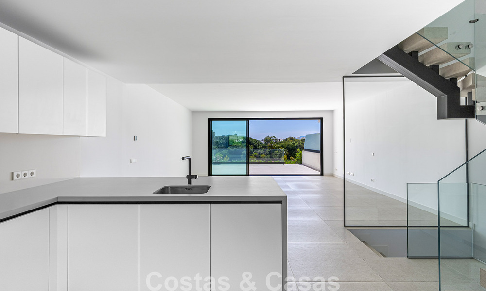 Nueva adosada moderna en venta a poca distancia a pie de la playa en Elviria, al este del centro de Marbella 804087