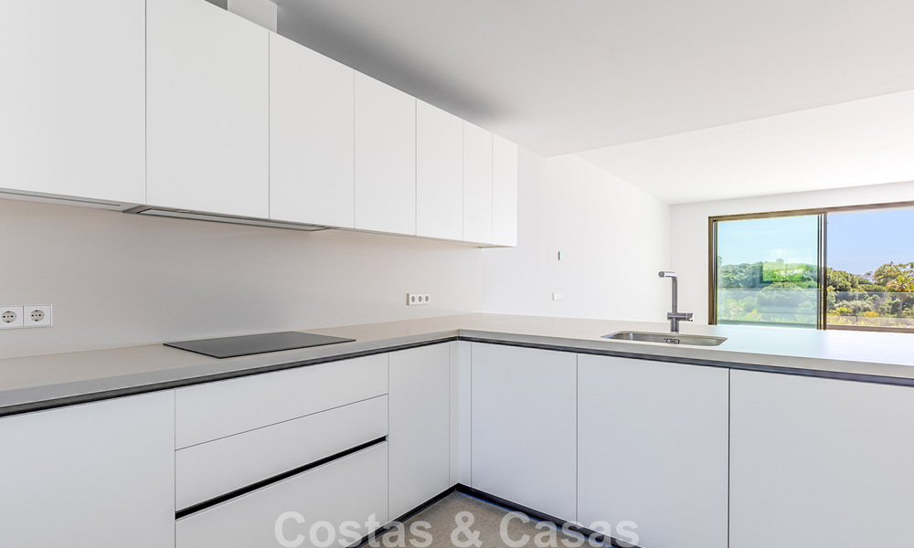 Nueva adosada moderna en venta a poca distancia a pie de la playa en Elviria, al este del centro de Marbella 804088