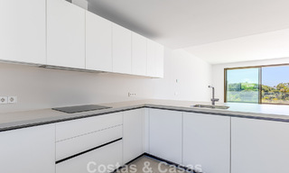 Nueva adosada moderna en venta a poca distancia a pie de la playa en Elviria, al este del centro de Marbella 804088 