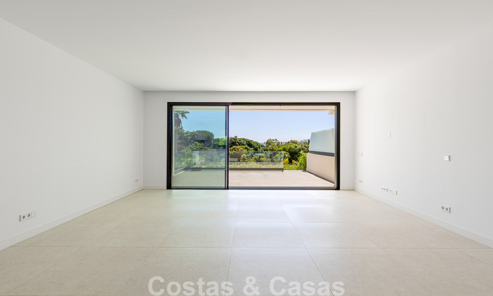 Nueva adosada moderna en venta a poca distancia a pie de la playa en Elviria, al este del centro de Marbella 804089