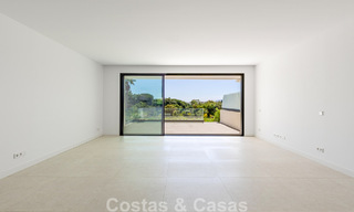 Nueva adosada moderna en venta a poca distancia a pie de la playa en Elviria, al este del centro de Marbella 804089 