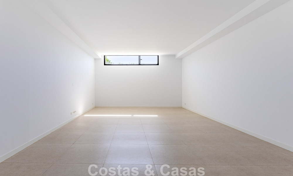 Nueva adosada moderna en venta a poca distancia a pie de la playa en Elviria, al este del centro de Marbella 804090