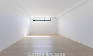 Nueva adosada moderna en venta a poca distancia a pie de la playa en Elviria, al este del centro de Marbella 804090 