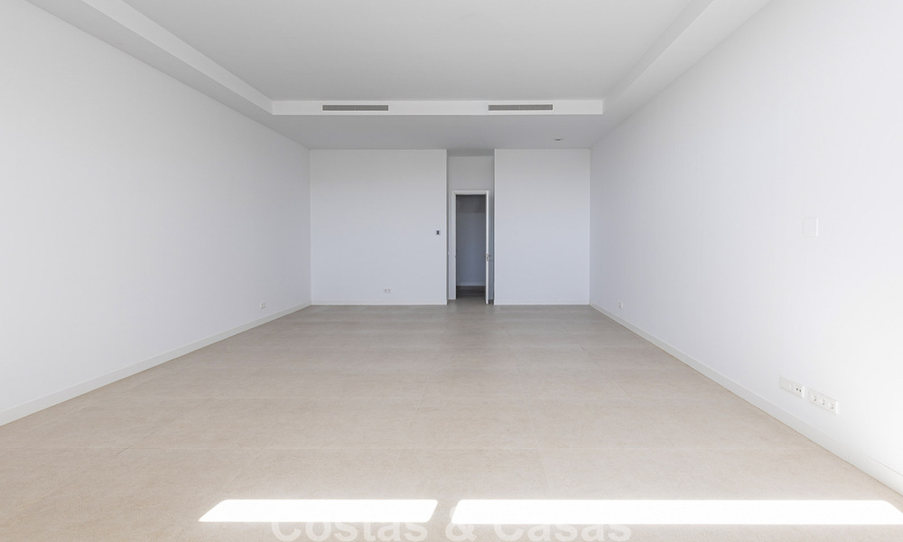 Nueva adosada moderna en venta a poca distancia a pie de la playa en Elviria, al este del centro de Marbella 804091