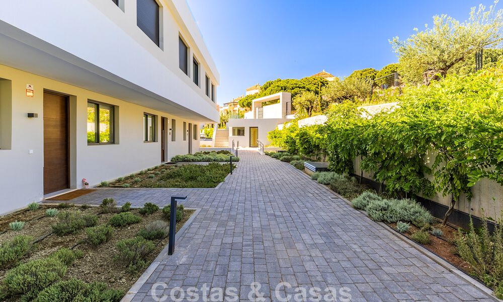 Nueva adosada moderna en venta a poca distancia a pie de la playa en Elviria, al este del centro de Marbella 804093