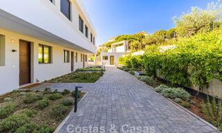Nueva adosada moderna en venta a poca distancia a pie de la playa en Elviria, al este del centro de Marbella 804093 