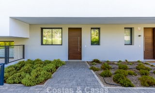 Nueva adosada moderna en venta a poca distancia a pie de la playa en Elviria, al este del centro de Marbella 804094 