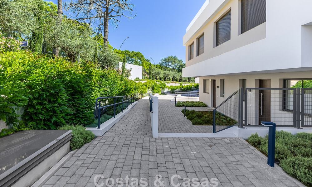 Nueva adosada moderna en venta a poca distancia a pie de la playa en Elviria, al este del centro de Marbella 804095