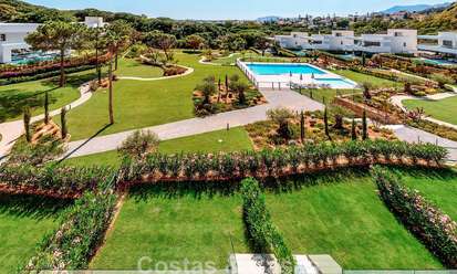 Nueva adosada moderna en venta a poca distancia a pie de la playa en Elviria, al este del centro de Marbella 804096