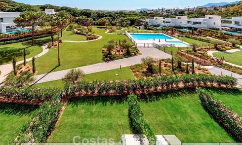 Nueva villa adosada en venta a poca distancia a pie de la playa en Elviria, al este del centro de Marbella 804096