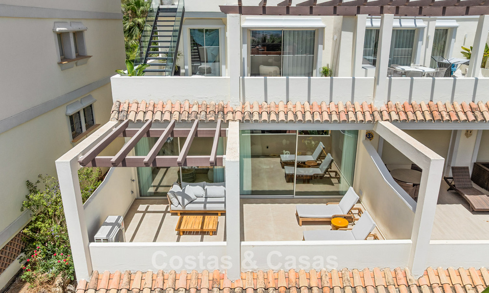 Apartamento de lujo reformado con vistas panorámicas en venta en Nueva Andalucía, Marbella 804055