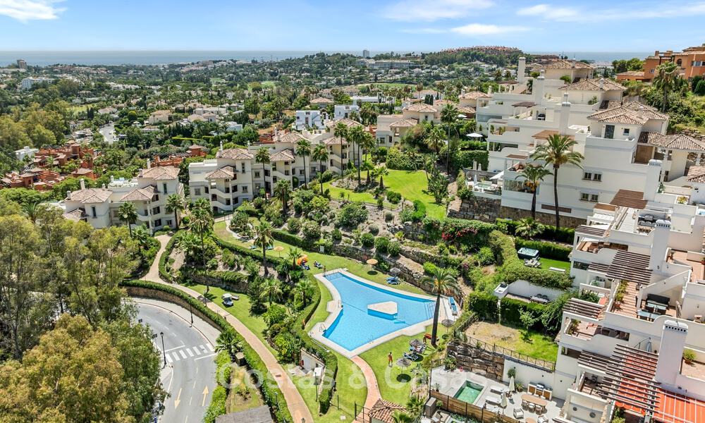 Apartamento de lujo reformado con vistas panorámicas en venta en Nueva Andalucía, Marbella 804056