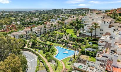 Apartamento de lujo reformado con vistas panorámicas en venta en Nueva Andalucía, Marbella 804056