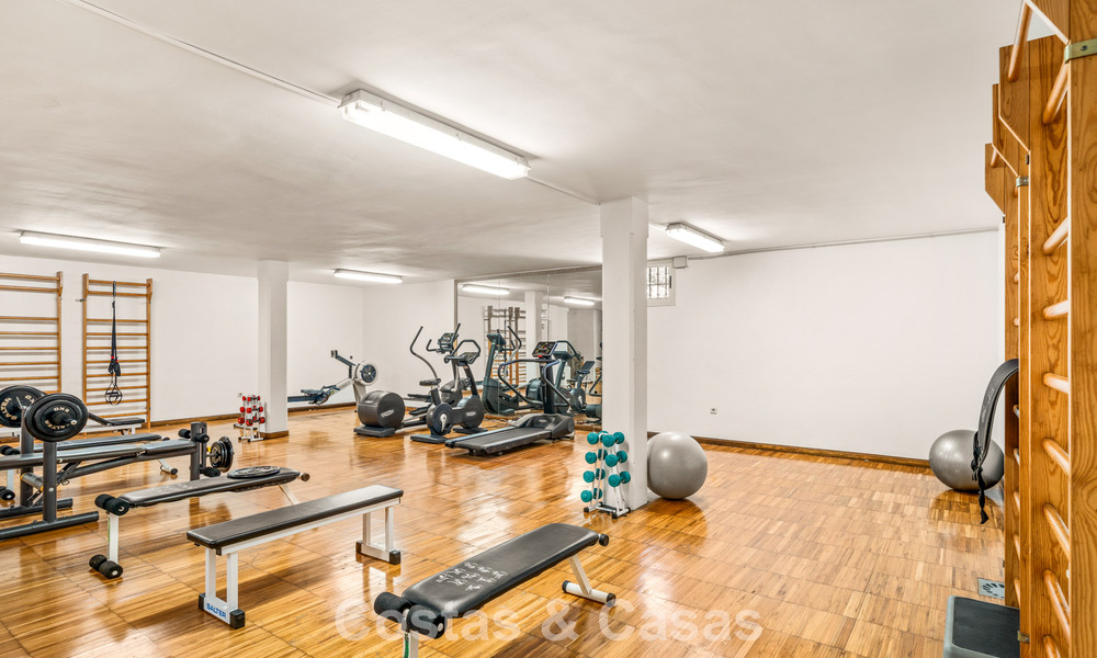 Apartamento de lujo reformado con vistas panorámicas en venta en Nueva Andalucía, Marbella 804057