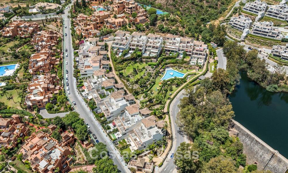 Apartamento de lujo reformado con vistas panorámicas en venta en Nueva Andalucía, Marbella 804058