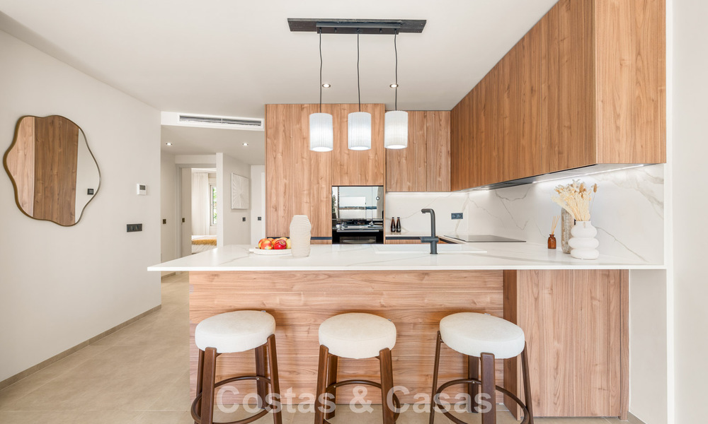 Apartamento de lujo reformado con vistas panorámicas en venta en Nueva Andalucía, Marbella 804064