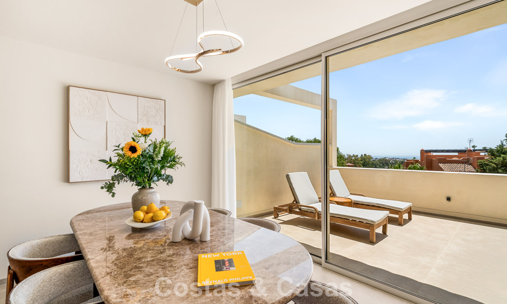 Apartamento de lujo reformado con vistas panorámicas en venta en Nueva Andalucía, Marbella 804071