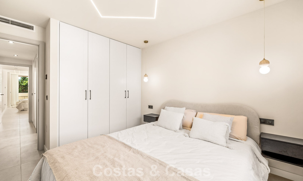 Apartamento de lujo reformado con vistas panorámicas en venta en Nueva Andalucía, Marbella 804075