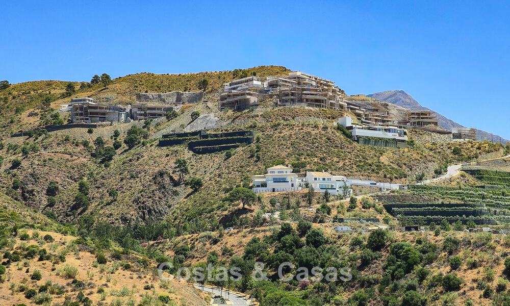 Villa de diseño arquitectónico con vistas panorámicas a la montaña y al mar en venta en Marbella - Benahavís 804249