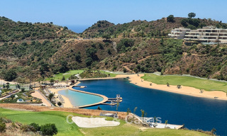 Villa de diseño arquitectónico con vistas panorámicas a la montaña y al mar en venta en Marbella - Benahavís 804251 