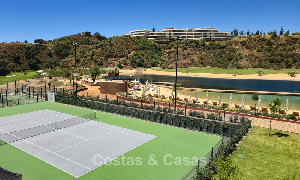 Villa de diseño arquitectónico con vistas panorámicas a la montaña y al mar en venta en Marbella - Benahavís 804252