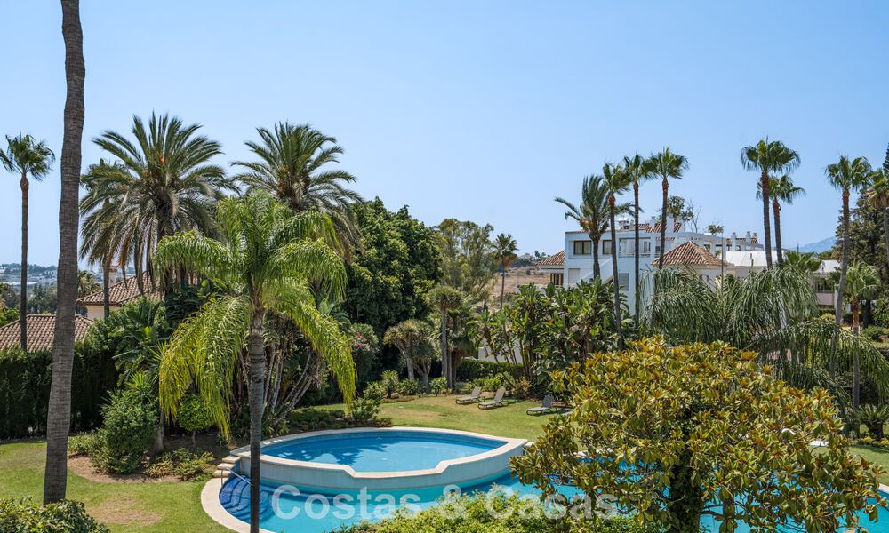 Apartamento dúplex con jardín, totalmente reformado, en venta en Nueva Andalucía, Marbella 804224