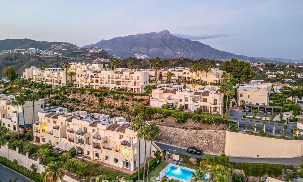 Vivienda pareada de lujo totalmente reformada, en primera línea de golf, en venta en La Quinta, Marbella - Benahavís 804426