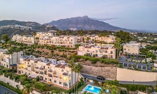 Vivienda pareada de lujo totalmente reformada, en primera línea de golf, en venta en La Quinta, Marbella - Benahavís 804426 