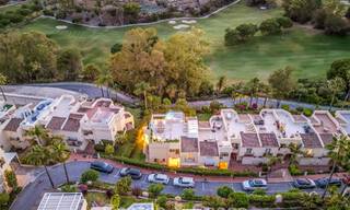 Vivienda pareada de lujo totalmente reformada, en primera línea de golf, en venta en La Quinta, Marbella - Benahavís 804427 