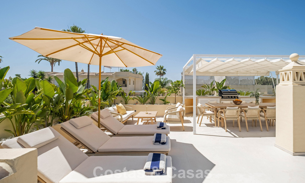 Vivienda pareada de lujo totalmente reformada, en primera línea de golf, en venta en La Quinta, Marbella - Benahavís 804428