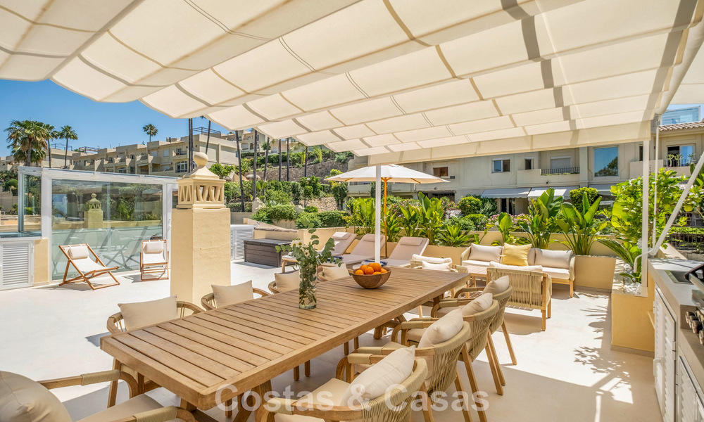 Vivienda pareada de lujo totalmente reformada, en primera línea de golf, en venta en La Quinta, Marbella - Benahavís 804431