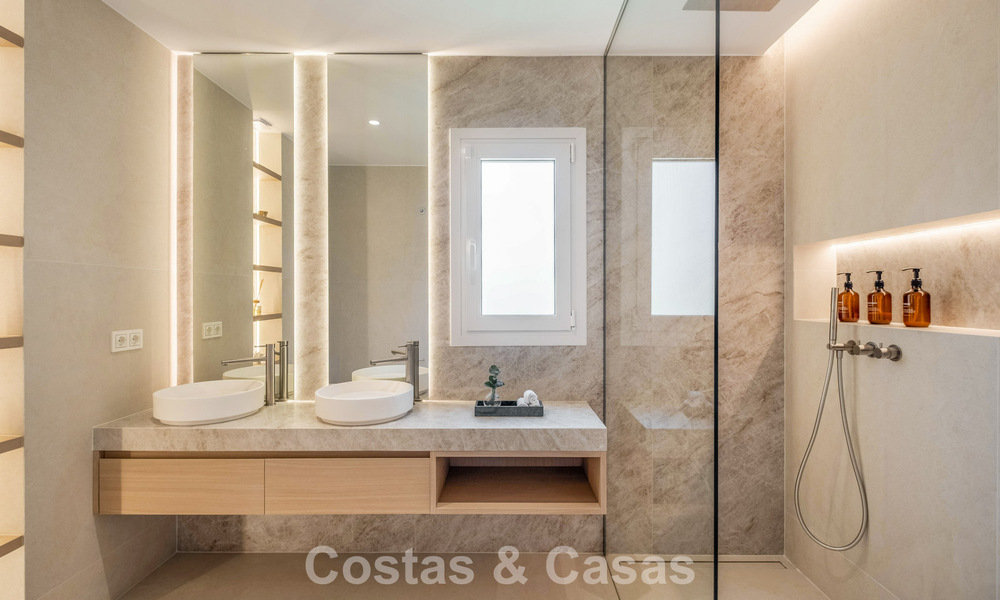 Vivienda pareada de lujo totalmente reformada, en primera línea de golf, en venta en La Quinta, Marbella - Benahavís 804437