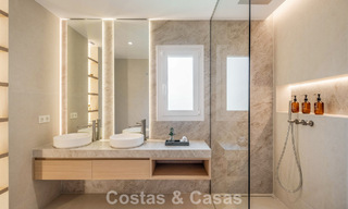 Vivienda pareada de lujo totalmente reformada, en primera línea de golf, en venta en La Quinta, Marbella - Benahavís 804437 