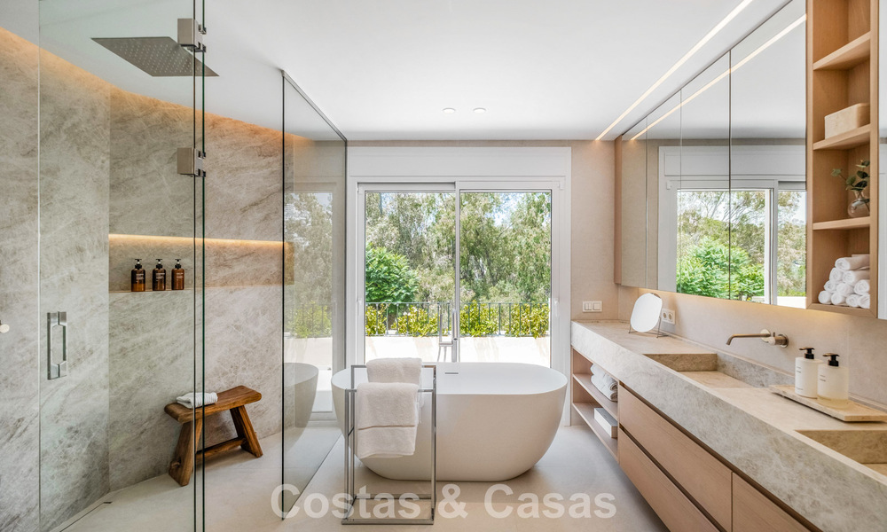 Vivienda pareada de lujo totalmente reformada, en primera línea de golf, en venta en La Quinta, Marbella - Benahavís 804451