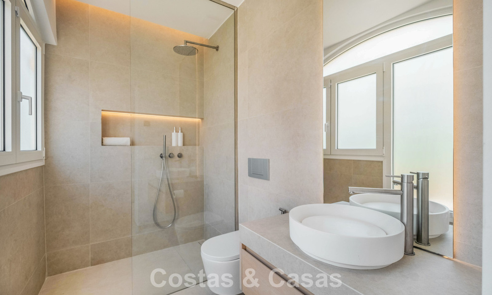 Vivienda pareada de lujo totalmente reformada, en primera línea de golf, en venta en La Quinta, Marbella - Benahavís 804454