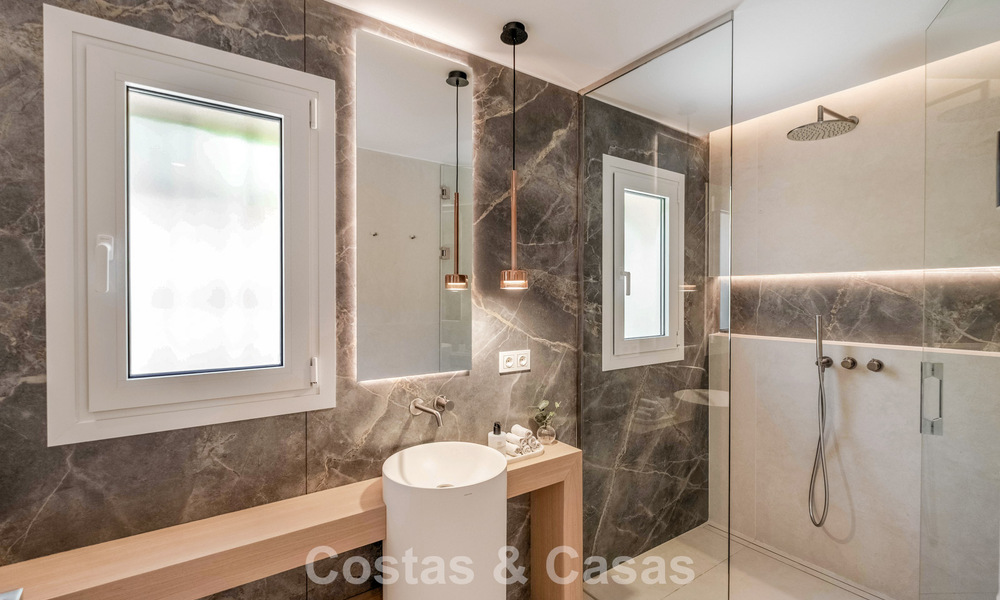 Vivienda pareada de lujo totalmente reformada, en primera línea de golf, en venta en La Quinta, Marbella - Benahavís 804460
