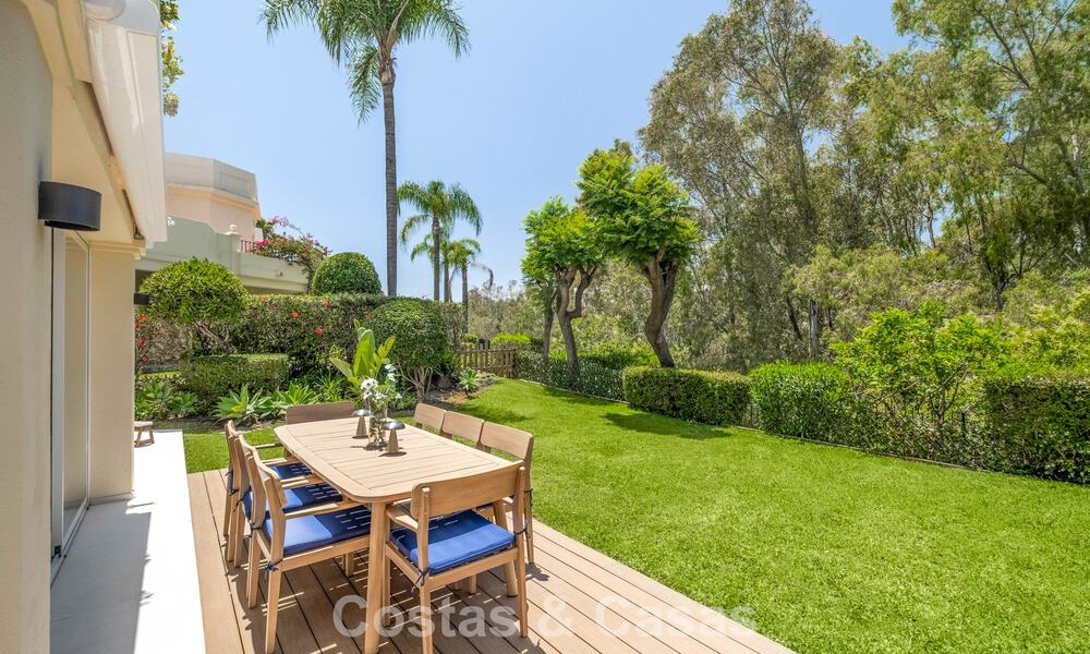 Vivienda pareada de lujo totalmente reformada, en primera línea de golf, en venta en La Quinta, Marbella - Benahavís 804474
