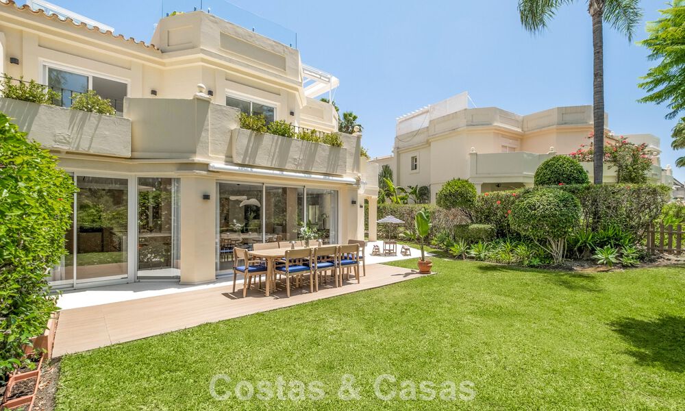 Vivienda pareada de lujo totalmente reformada, en primera línea de golf, en venta en La Quinta, Marbella - Benahavís 804477