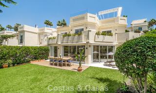 Vivienda pareada de lujo totalmente reformada, en primera línea de golf, en venta en La Quinta, Marbella - Benahavís 804478 