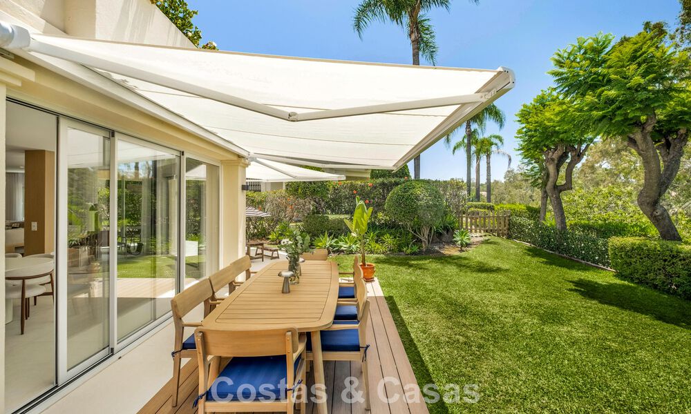 Vivienda pareada de lujo totalmente reformada, en primera línea de golf, en venta en La Quinta, Marbella - Benahavís 804481