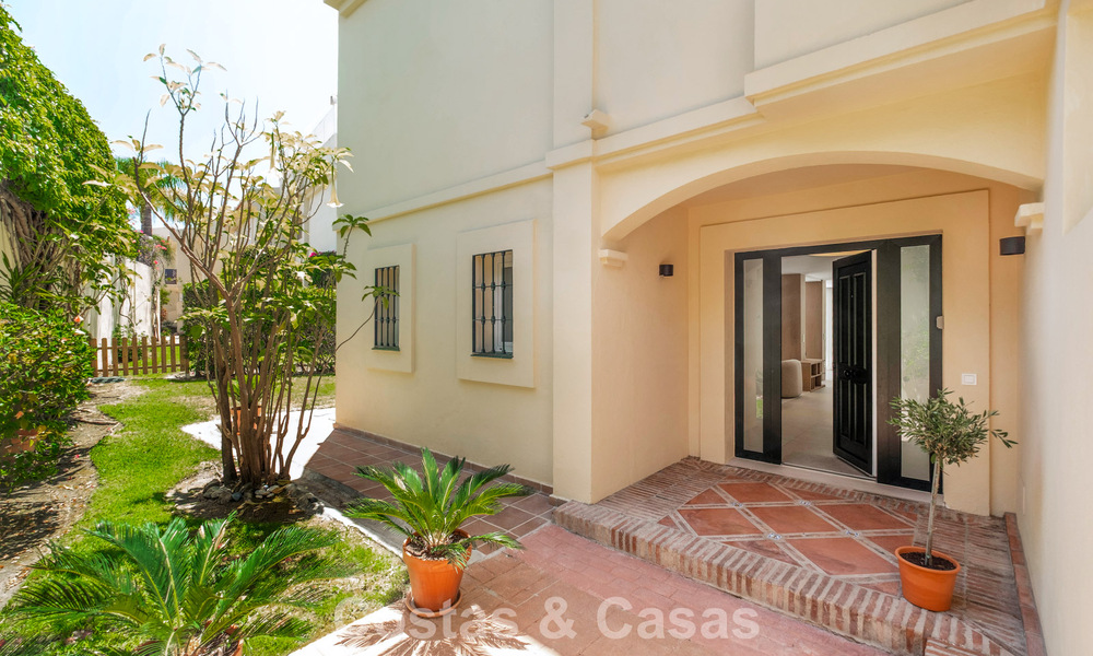 Vivienda pareada de lujo totalmente reformada, en primera línea de golf, en venta en La Quinta, Marbella - Benahavís 804492